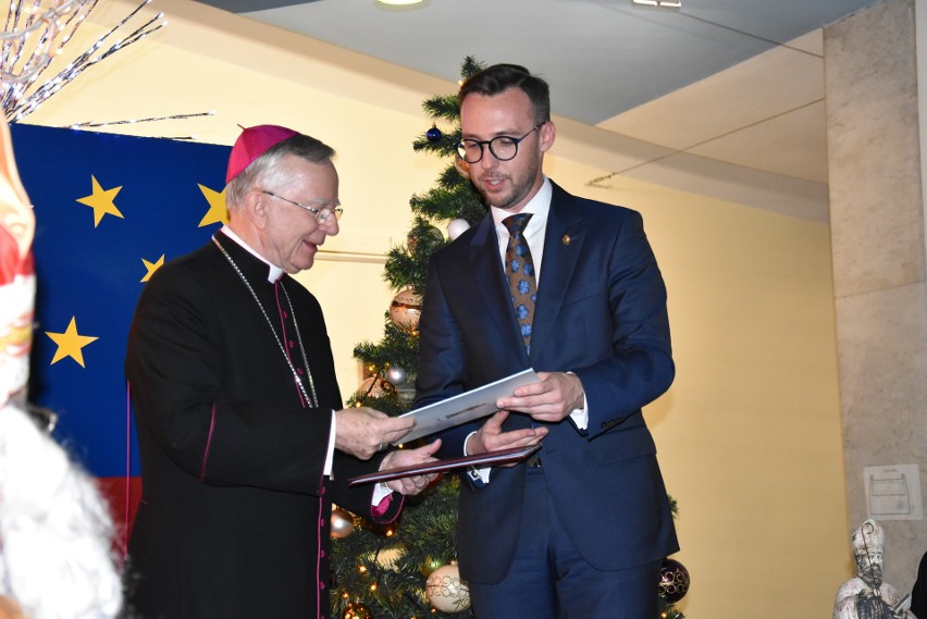 Chrzanów. Św. Mikołaj już od 10 lat jest patronem miasta. Arcybiskup Marek Jędraszewski odprawił mszę św. i spotkał się z dziećmi [ZDJĘCIA]