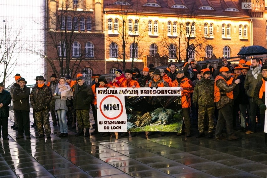 Szczecinianie protestują przeciw odstrzałowi dzików. "To barbarzyńskie rozporządzenie!" [ZDJĘCIA, WIDEO]