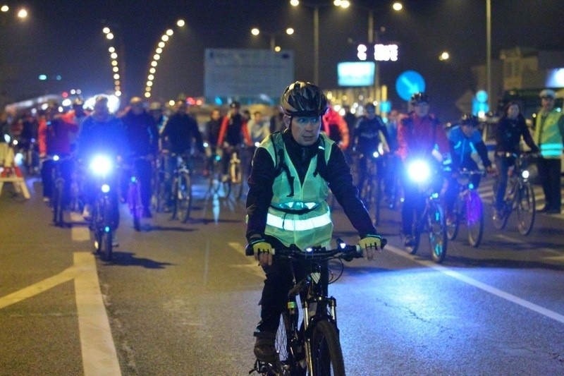 Rowerzyści przejechali przez Poznań i zapalili znicze w...