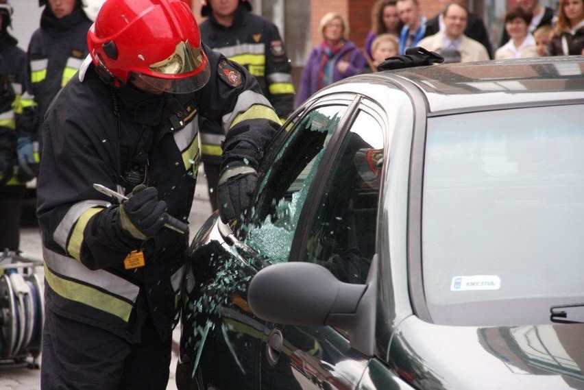 Dni Opola 2012. Pokazy ratownictwa na placu Kopernika.