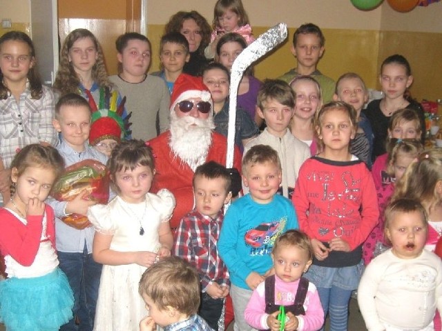 Mikołaj przybył na sobotnią zabawę choinkową w Olganowie i rozdał najmłodszym górę prezentów.