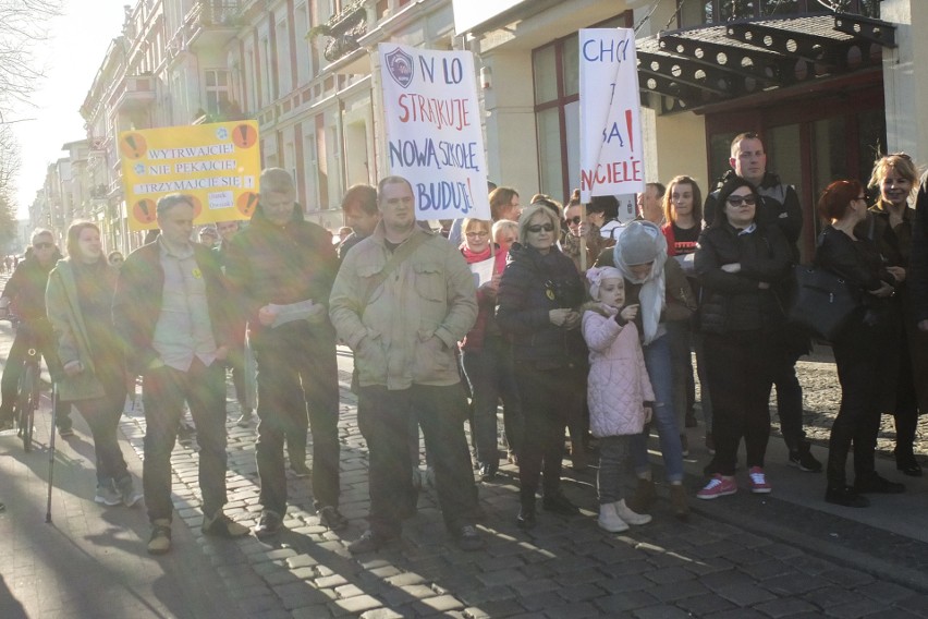 Nauczyciele protestowali w Słupsku (wideo, zdjęcia)