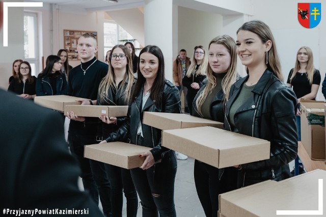 Szczęśliwi uczniowie szkół rolniczych w Cudzynowicach po otrzymaniu laptopów.