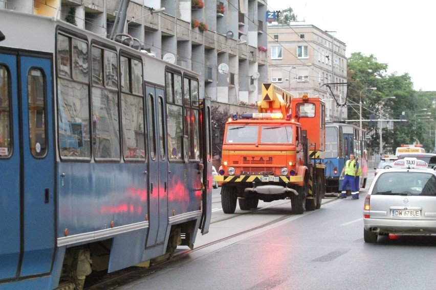 Przy Dworcu Głównym wykoleił się tramwaj  [ZDJĘCIA]