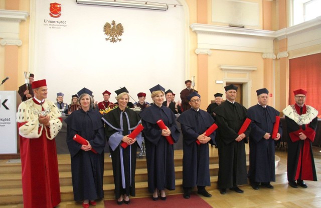 Dyplomy odebrało sześć osób, które w minionym roku, w murach Uniwersytetu Jana Kochanowskiego uzyskały stopień doktora habilitowanego.