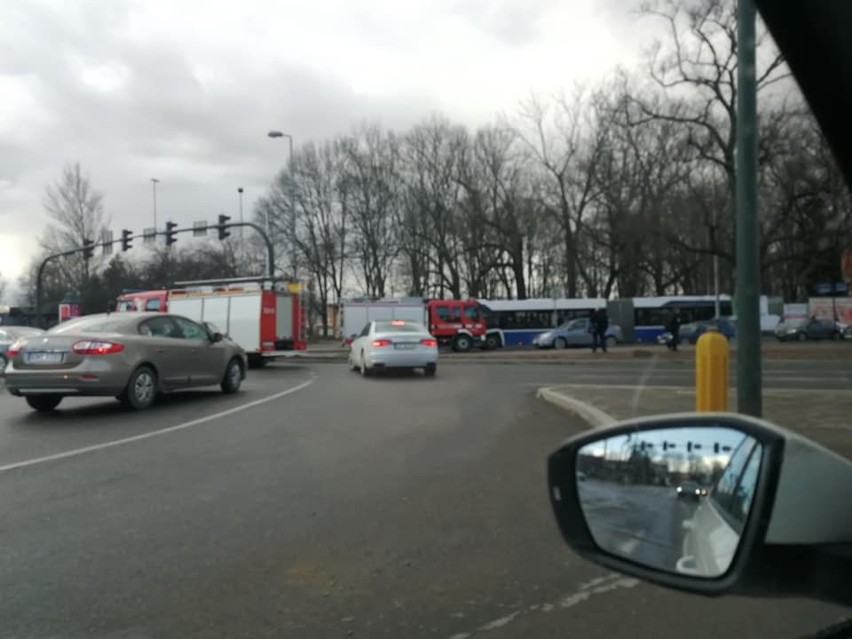 Kraków. Wypadek przed rondem Matecznego. Bus zderzył się z samochodem osobowym. Są poszkodowani