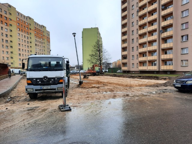 Plac przy ulicy Limanowskiego 80 wciąż jest rozkopany, ale wykonawca wrócił na plac budowy i wykonuje podbudowę nowego parkingu.