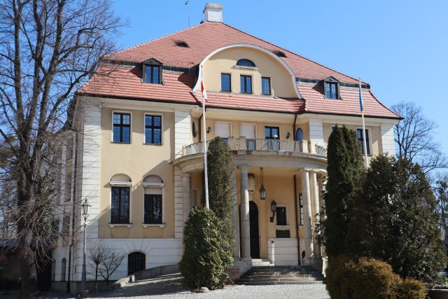 Pałac Roberta Schweikerta przy ul. Piotrkowskiej w Łodzi, w którym mieści się Instytut Europejski, posiada prawdziwe skarby sztuki i techniki