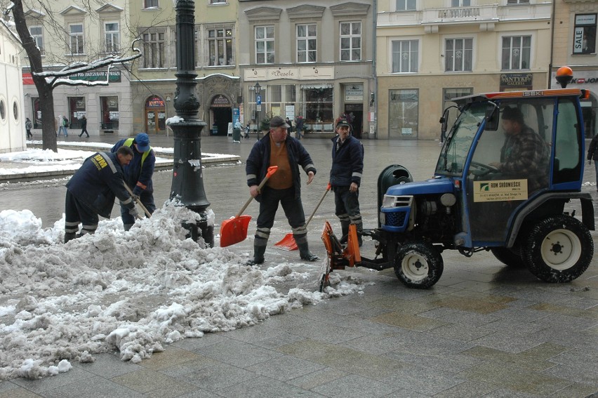 Sprzątanie śniegu z krakowskich ulic w poprzednich latach było normą 