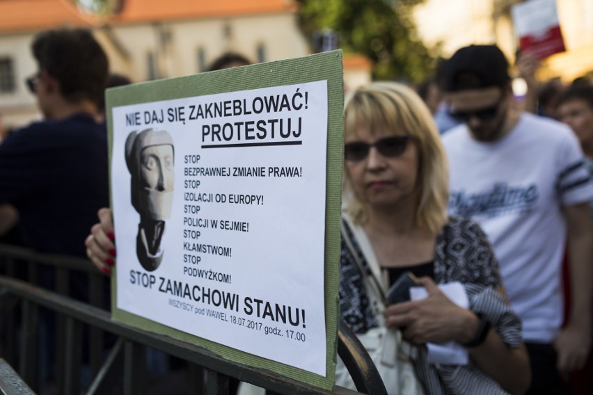 Kolejne protesty pod Wawelem w miesięcznicę pochówku Lecha i...