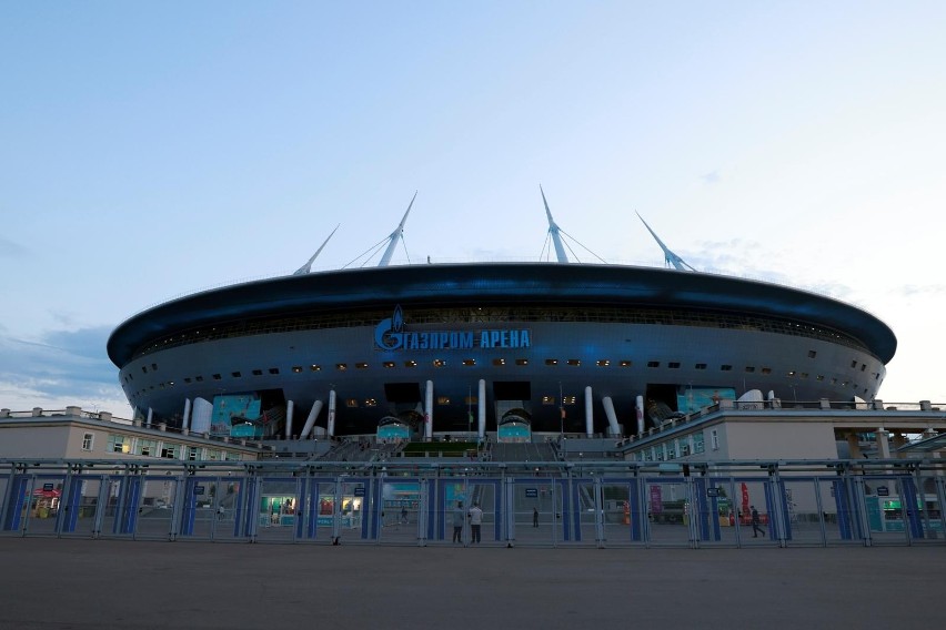 Stadion Gazprom Arena jest pięknie oświetlony i z kształtu...