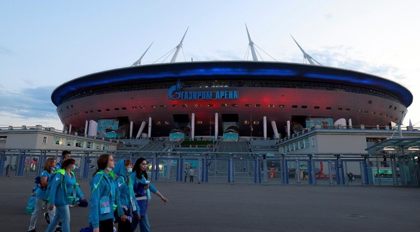 Stadion Gazprom Arena jest pięknie oświetlony i z kształtu...