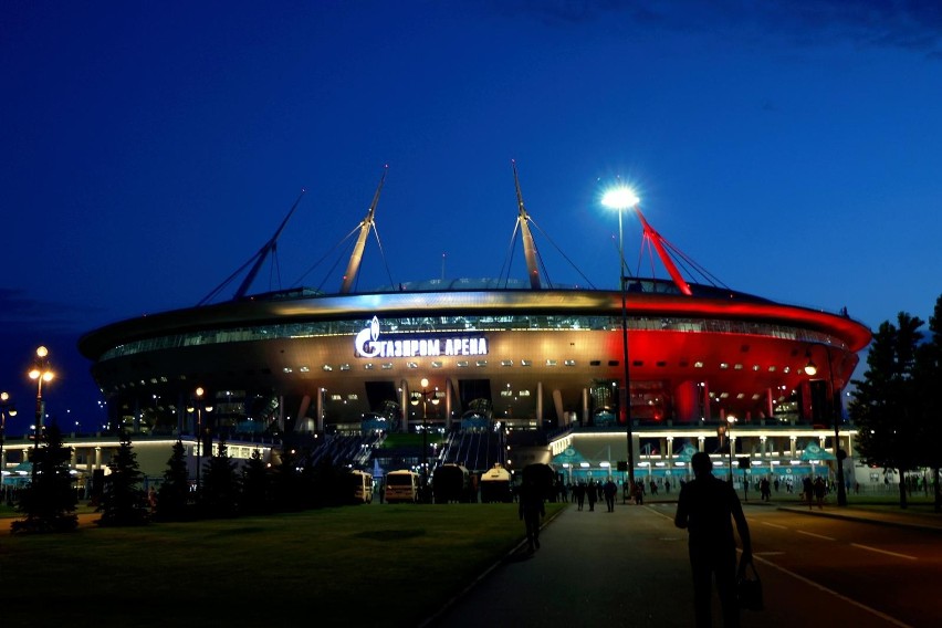 Stadion Gazprom Arena jest pięknie oświetlony i z kształtu...