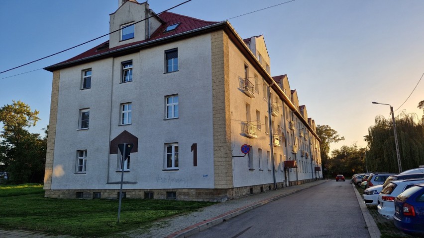 Osiedle Koszary w Strzelcach Opolskich było wybudowane z...
