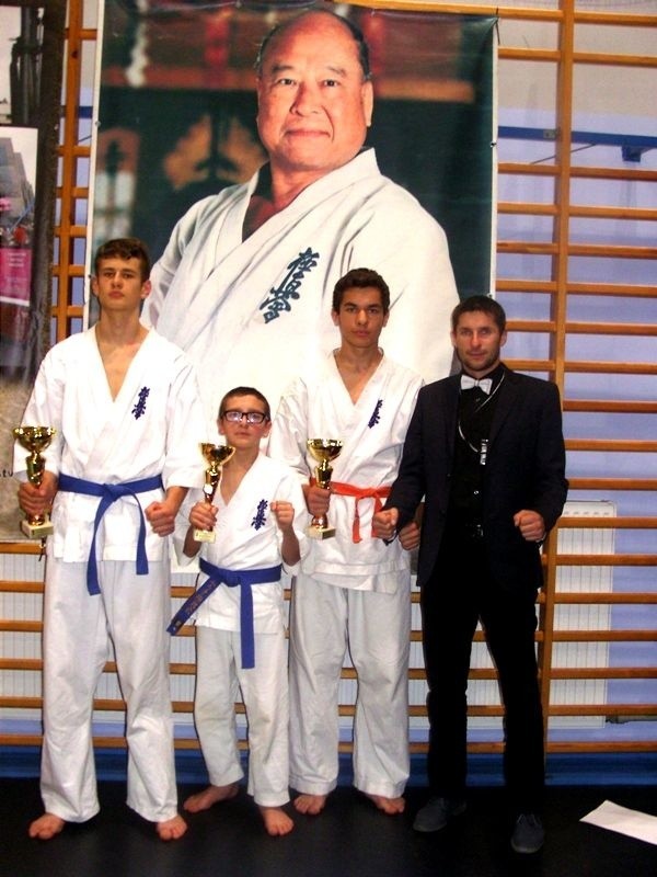 Reprezentacja Brokowskiego Klubu Karate Kyokushin, od lewej: Józef Makarski, Rafał Szulęcki, Jakub Popławski i sensei Zbigniew Wójcicki