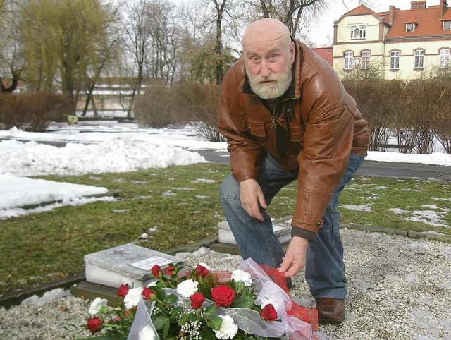 - Uhonorowaliśmy tylko grób polskiego żołnierza - mówi Rudolf Dziumaga. - Ale zabrakło uroczystości, jak w minionych latach.