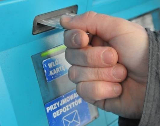 Klienci banku PKO BP skarżą się na awarię bankomatów.
