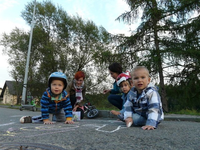 Zabawa na ulicy to jedyna atrakcja dzieci z osiedla Łysogórskiego. Tu spędziły kolejne lato i jesień w oczekiwaniu na wymarzony plac zabaw.