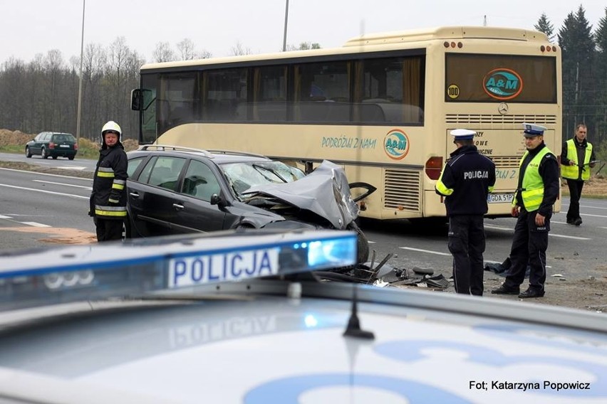 Wypadek autobusu na krajowej trójce pod Lubinem. Trzy osoby ranne