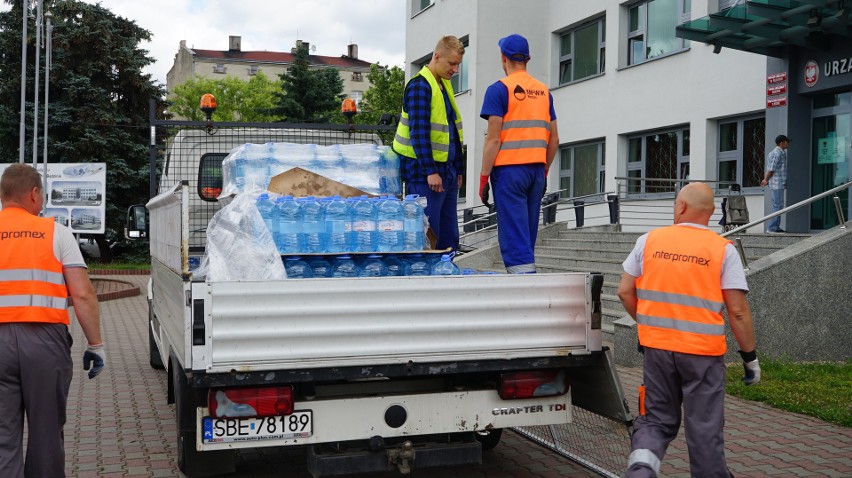 W mieście rotacyjnie jeżdżą beczkowozy, które dostarczają...