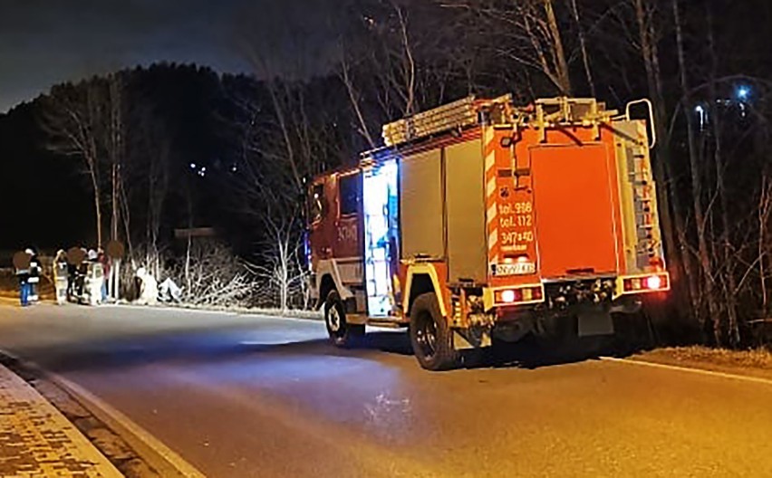 BMW rozbiło się o drzewo na drodze powiatowej pod Nowym Sączem