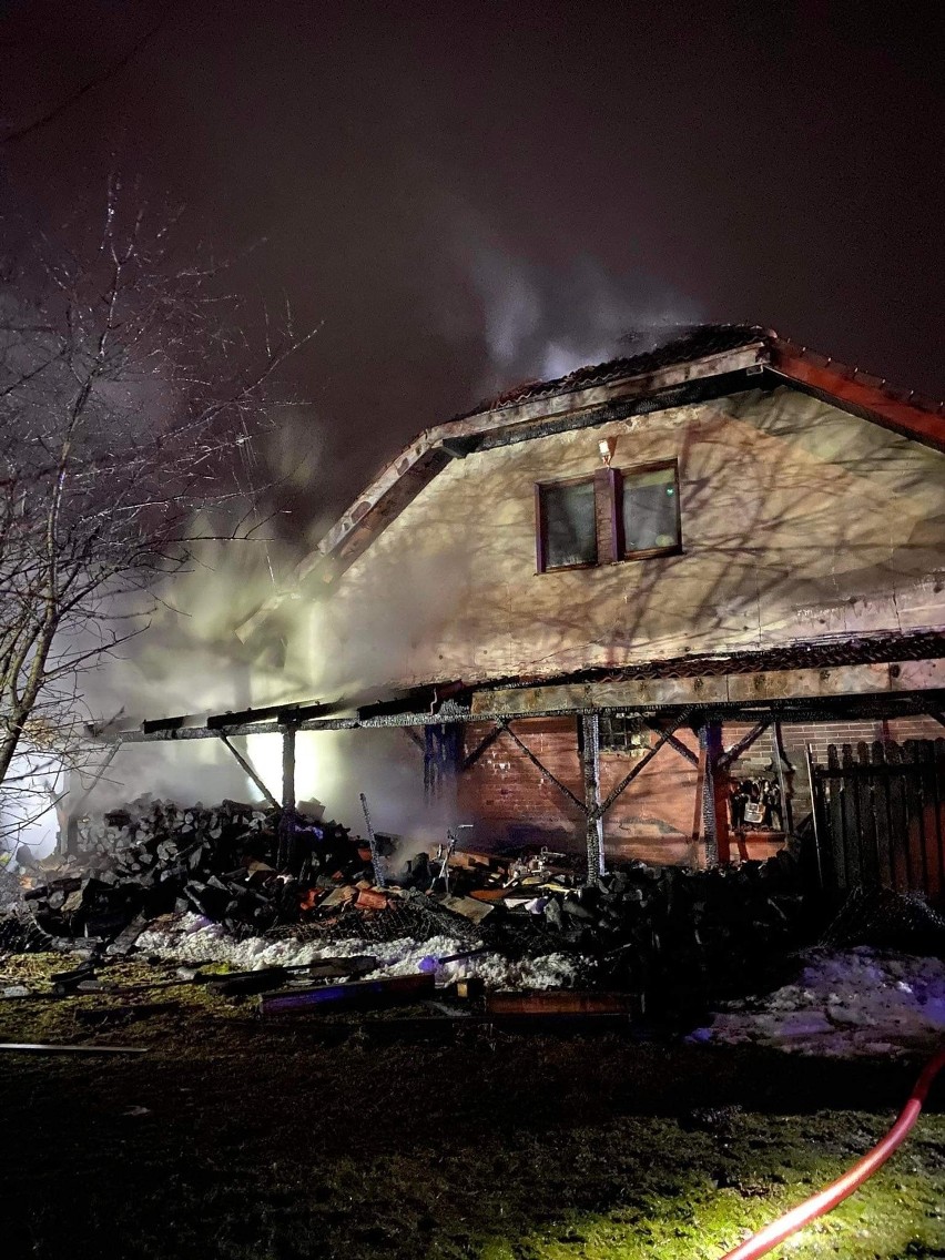 Gmina Jerzmanowice-Przeginia. Pożar domu w Łazach. Zadysponowano liczne jednostki straży