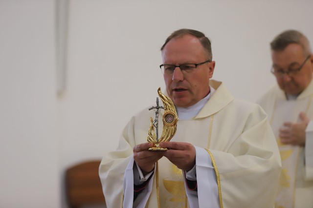 Proboszcz parafii w Domaszowicach, ksiądz Dariusz Sieradzy z relikwiami świętego Jana Pawła II.