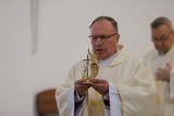 Ważna uroczystość w parafii w Domaszowicach. Biskup Jan Piotrowski wprowadził relikwie Jana Pawła II i poświęcił Kaplicę Zawierzenia