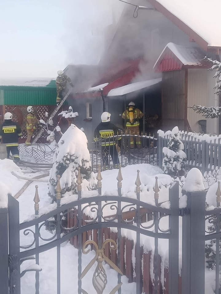 Pożar domu w Gustawowie. Pięć strażackich zastępów w akcji