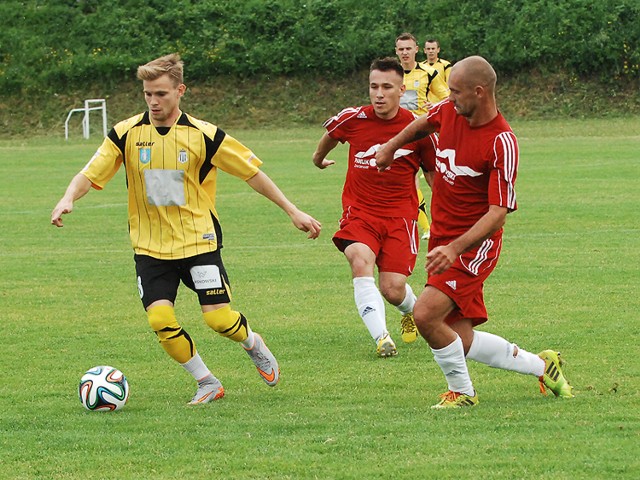 Bartłomiej Kasprzak (z lewej) z Sandecją podpisał dwuletnią umowę. Wcześniej grał w Widzewie Łódź