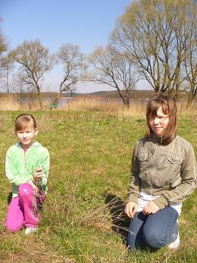 Magda Lasota i jej siostra Aleksandra cieszą się, że niedługo będą się bawić na nowym placu zabaw, które ma powstać na ich osiedlu. A na miejscu trzcin, które widać na zdjęciu, będzie wkrótce plaża.