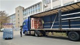 Specjalny transport wyruszył z powiatu bielskiego na Ukrainę. Ciężarówka w naczepie ma żywność i wojskowe buty