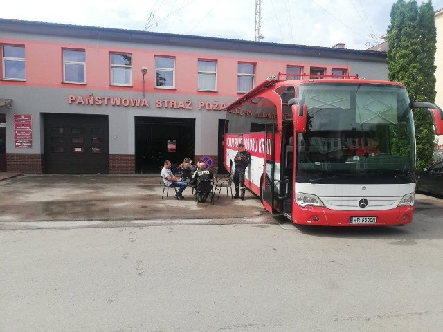 Autobus, w którym pobierano krew, stacjonował obok siedziby lipskiej Państwowej Straży Pożarnej.