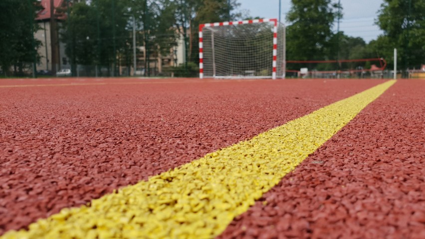 Przy Szkole Podstawowej nr 4 w Strzelcach Opolskich powstało nowe boisko sportowe