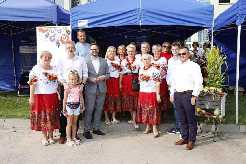 Przed siedzibą koneckiego starostwa była dobra zabawa i... szczepienia [ZDJĘCIA]