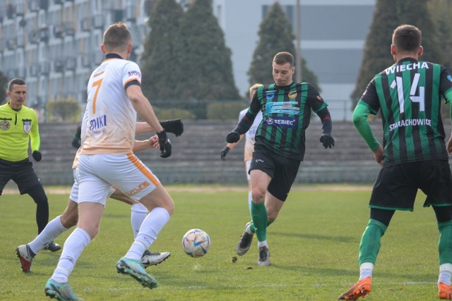 Star Starachowice pokonał Alit Ożarów 2:0.