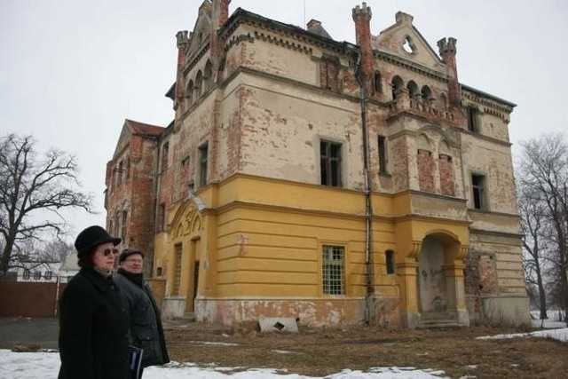 Sołtys Kazimierza Irena Lesiak mówi, że zabytkowy pałac oglądało wielu zainteresowanych kupnem, ale odstrasza ich koszt remontu. (fot. Tomasz Doszak)