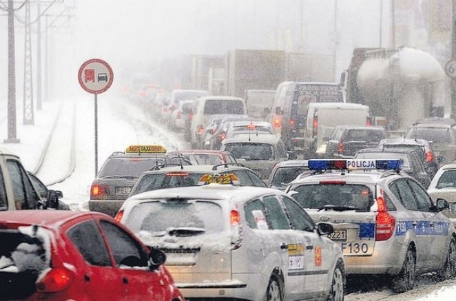 Śnieg mocno sparaliżował podróżowanie po Łodzi [zdjęcia]