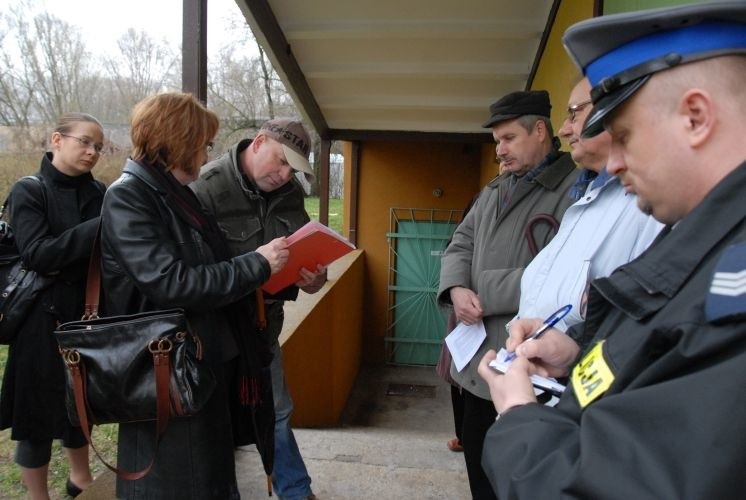 Demontaz balkonu w bloku na Nowym Mieście