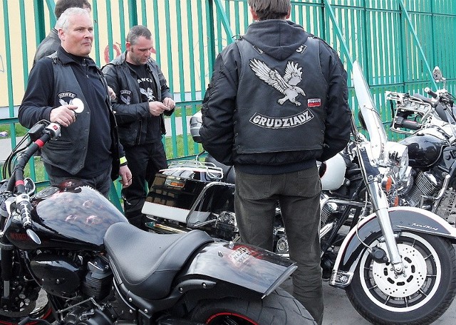 Członkowie KM Hawks mają nie tylko eleganckie motocykle, ale też ubiory, na przykład takie kurtki