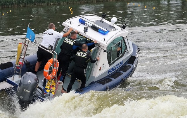 Ratownicy wodni Straży Pożarnej, Policji, Nadgoplańskiego WOPR wspierani przez funkcjonariuszy Państwowej Straży Rybackiej wzięli udział w pokazowej akcji ratunkowej na jez. Gopło w Kruszwicy. Ratowali pasażerów statku, który stanął w płomieniach i unieszkodliwili kłusowników, sprawców tego zdarzenia. Na lądzie można było wziąć udział w konkursach, podszkolić się z pierwszej pomocy i obejrzeć specjalistyczny sprzęt. Pokazy obserwował wojewoda Mikołaj Bogdanowicz, towarzyszyli mu przedstawiciele komend Państwowej Straży Pożarnej i Policji. 