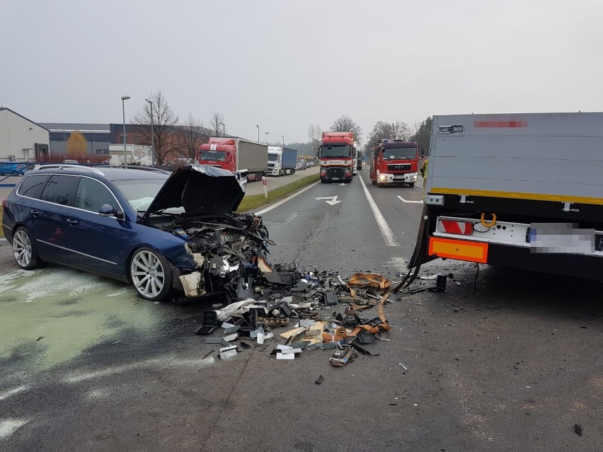 - Kierujący samochodem ciężarowym wjeżdżając na drogę...