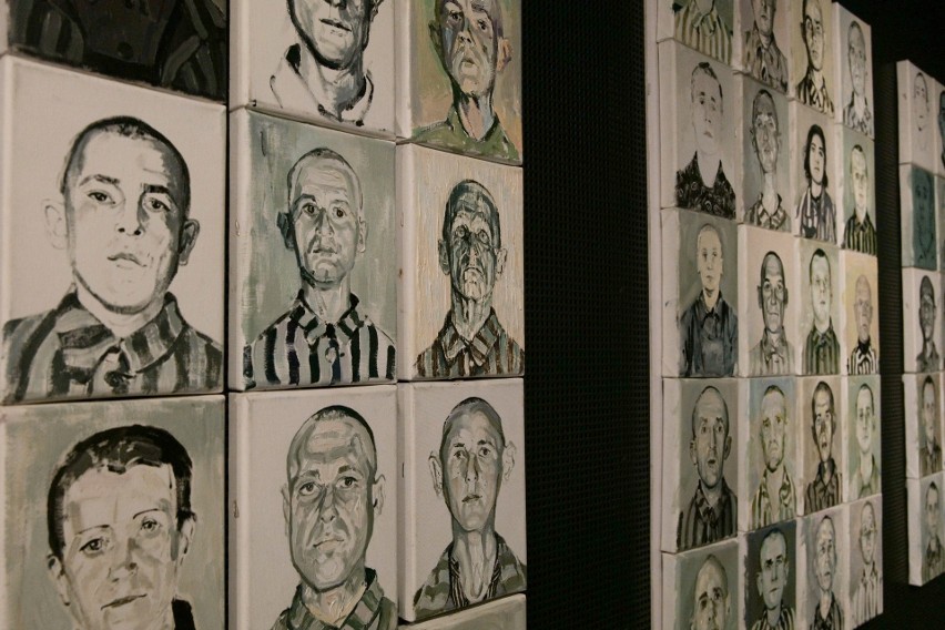 Wystawa malarskich portretów więźniów obozu śmierci Auschwitz w Markowej [WIDEO i ZDJĘCIA]