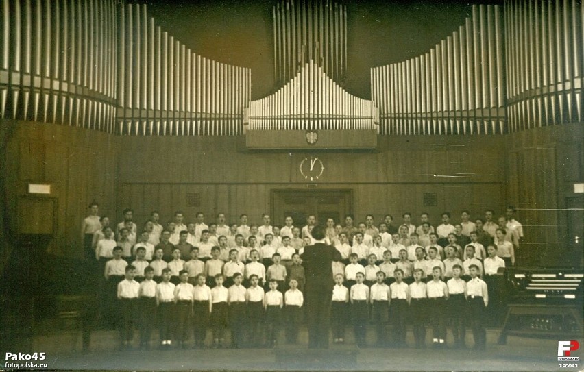 1957 r. Sala koncertowa z organami Riegera. Ich budowniczym...