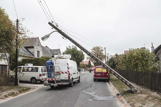 Do zdarzenia doszło w piątek, 19 października, na ul. Zbożowej w Zielonej Górze. Kierowca dostawczego volkswagena uderzył w słup oświetleniowy. Wydmuchał 0,3 promila alkoholu.Kierowca volkswagena na ul. Zbożowej nagle zjechał z drogi. Uderzył w słup oświetleniowy z taką siłą, że ten złamał się i zawisł nad drogą. Policjanci musieli zamknąć ulicę dla ruchu.Mężczyzna tłumaczył policjantom, że zapalił papierosa i wtedy źle się poczuł. Dlatego zjechał na pobocze i uderzył w słup. Kiedy jednak dmuchnął w alkomat okazało się, że wcześniej pił alkohol. – Badanie alkomatem wykazało u kierującego 0,3 promila alkoholu – mówi podinsp. Małgorzata Stanisławska, rzeczniczka zielonogórskiej policji.Kierowca stracił prawo jazdy. Przed sądem odpowie za wykroczenie. Sąd zadecyduje jak długo nie będzie mógł prowadzić.