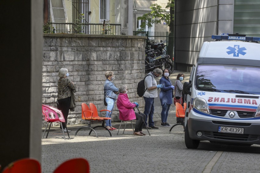 Kraków. Gigantyczna kolejka pod Centrum Onkologii przy ul. Garncarskiej. Pacjenci czekali na chodniku [ZDJĘCIA]