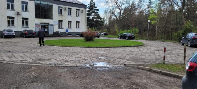 Starostwo Powiatowe zleciło przebudowę drogi dojazdowej, ronda i miejsc postojowych przy budynku ośrodka zdrowia w Białobrzegach.