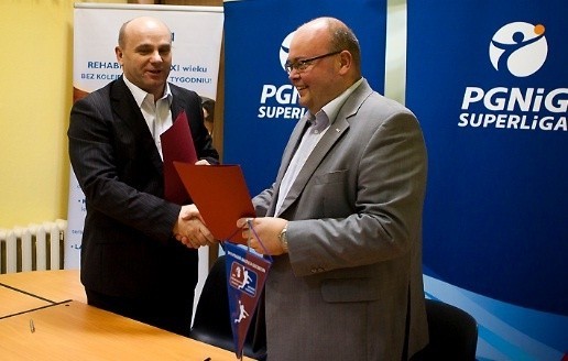 Prezesi Kusego (z lewej Grzegorz Szymkowiak) i Pogoni Balltica (Przemysław Mańkowski) w październiku 2011 r. podpisali porozumienie o współpracy.