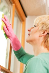 Jak myć okna bez smug i jak je konserwować? Poradnik