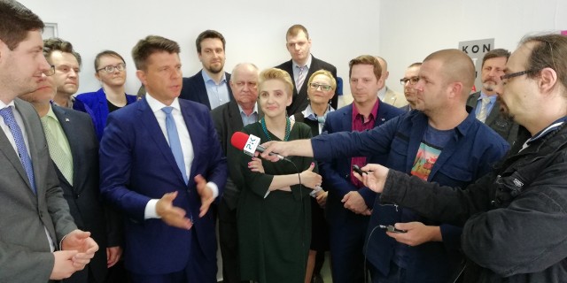 Po spacerze uliczkami centrum miasta, swoje grudziądzkie biuro poselskie Joanna Scheuring-Wielgus otworzyła wraz z Ryszardem Petru, założycielem Nowoczesnej. Lokal mieści się przy ul. Kościelnej 8